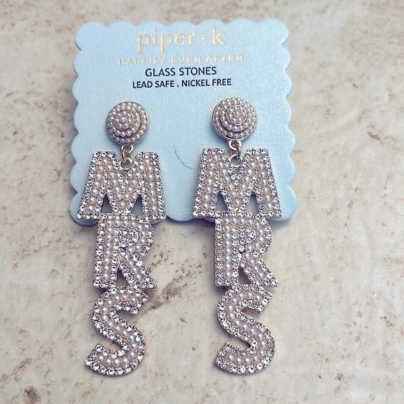 Piper k happily ever after dangle MRS earrings NEW - Picture 1 of 5